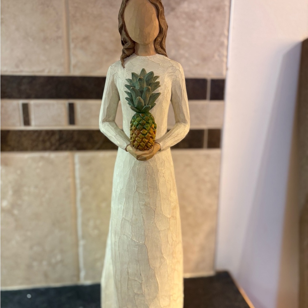 WILLOW TREE FIGURINE holding a pineapple represents “Welcome”